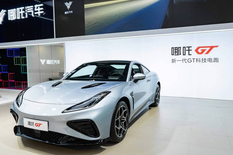 广州55哪吒汽车在智能汽车领域的表现，领途汽车在新能源汽车市场中的影响力